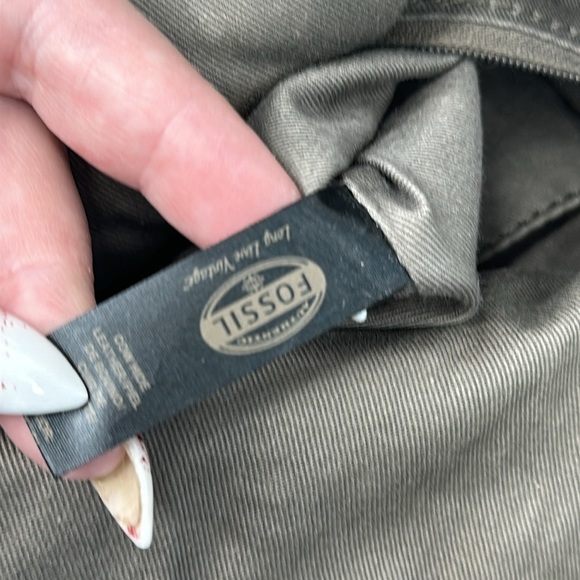 Fossil The Explorer Leather Fold-Over Crossbody Bag in metallic silver - Picture 11 of 12